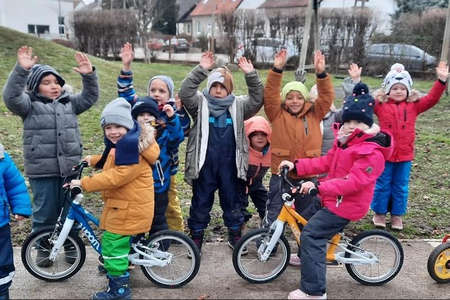 Die Kinder des Kindergarten Goethesiedlung mit den neuen woom-Rädern