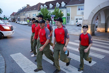 Gruppe von Feuerwehrlern marschiert über den Zebrastreifen © Daniel Bartmann