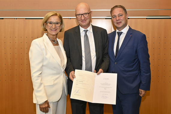 Mag. Dr. Klebl bei der Verleihung des Hofrat-Titels