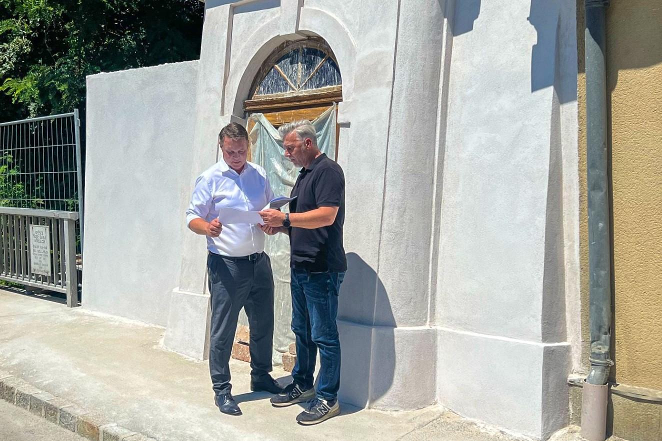 Frischer Glanz für die schiefe Kapelle
