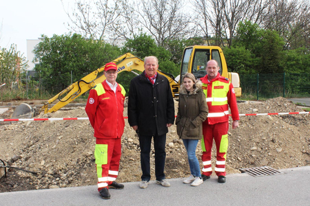 Alt-Bürgermeister Friedrich Knotzer und Mitarbeiter*innen von der Rettungsstelle Traiskirchen.