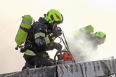 Feuerwehrleute bei der Arbeit.