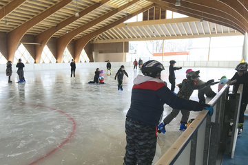 Eislauffläche mit Kindern.