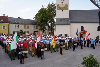 Die verschiedenen Mannschaften formieren sich auf dem Hauptplatz © Daniel Bartmann