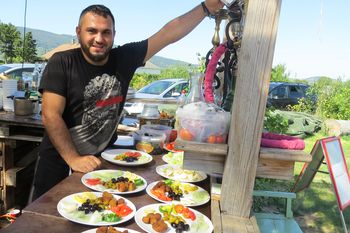 Garten der Begegnung Traiskirchen, ein freiwilliger Helfer am orientalischen Frühstücksbuffet