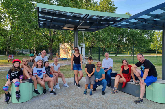 Besucherinnen und Besucher der Eröffnung des neuen Skatplatzes