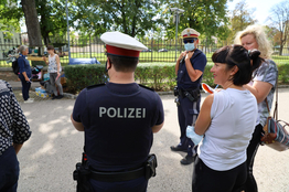 GR*in Karin Blum mit Polizisten beim Jahrestag des Republikversagens 2015 in Traiskirchen.