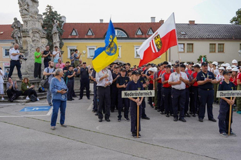 Bild von den Jugendgruppen bei der Eröffnungsfeier am Hauptplatz © Daniel Bartmann