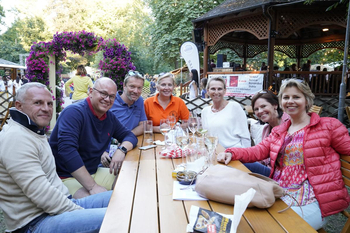 Gäste auf dem Weinfest.