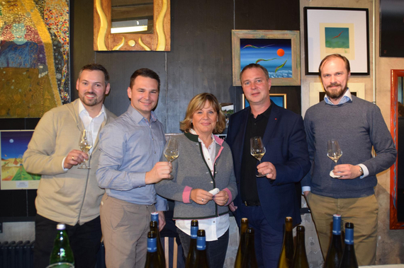 BGM Andi Babler und Winzer beim Wein im Museum