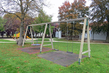 Garten mit Schaukeln.