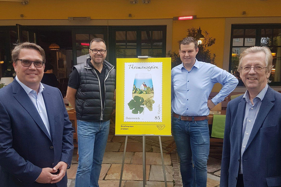 Stefan Nemeth, Leiter Produktmanagement und E-Business Fillialen der Post AG, Weinbauverein-Obmann Robert Alphart und Lorenz Alphart von Alphart am Mühlbach, Kulturstadtrat Johannes Herbst.