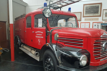 Ein Feuerwehrauto der Betriebsfeuerwehr Semperit im Museum Traiskirchen.