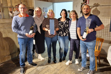 Preisverleihung des Schätzspiels - Gruppenfoto der Gewinner:innen