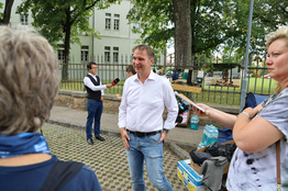 Bgm. Andreas Babler beim Interview vor der Erstaufnahmestelle Ost.