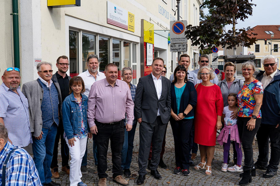 Bürgermeister Andreas Babler bei der feierlichen Eröffnung des Postpartners in Tribuswinkel