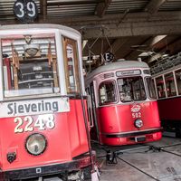 Zwei denkmalgeschützte Straßenbahnfahrzeuge.