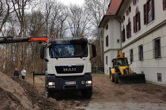 Ein LKW bei Erdarbeiten vor dem Schloss Tribuswinkel.