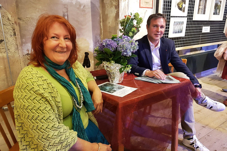 Bgm. Andreas Babler mit der Künstlerin Margot Enja Handler.