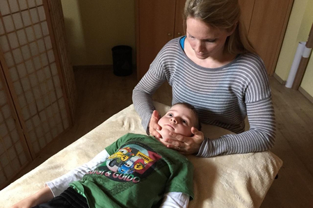 Susanne Widra mit Patient bei Behandlung