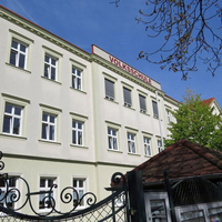 Die Volksschule Möllersdorf von außen.