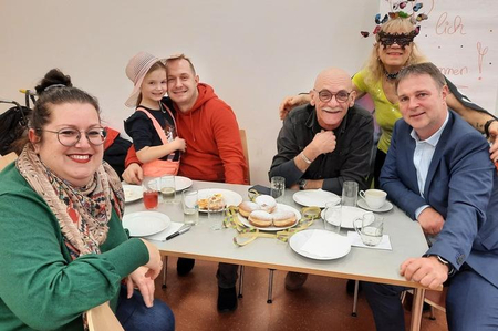 Bgm Andreas Babler & GRin Sabrina Divoky mit Besucher:innen des Aktiv Cafe