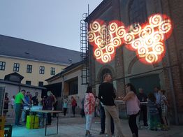 Der Innenhof der Alten Schlosserei am Abend.