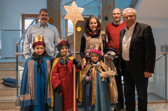 Die Sternsinger Maximilian, Severin und Felina besuchten gemeinsam mit Pfarrmoderator Jochen Maria Häusler und Begleiterin Theodora Pröglhöf das Rathaus und wurden von Vzbgm. Franz Gartner und STR Markus Tod empfangen © Stadtgemeinde Traiskirchen