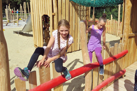 2 spielende Kinder auf dem Regenbogenspielplatz.