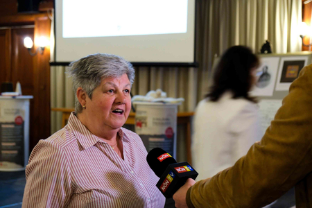Zeitzeugin Gerda Pernik spricht in ein Mikrofon © Stadtgemeinde Traiskirchen