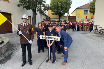 Die niederösterreichische Jugenddelegation posiert gemeinsam mit Bgm. Andreas Babler© Daniel Bartmann