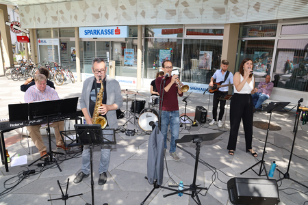 Musikband JUM spielt bei der Eröffnung auf