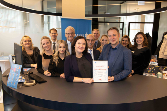 Bürgermeister Andreas Babler, Dr. Roman Dopler, Mag. Reinhard Keider und das Team der Filiale Traiskirchen
