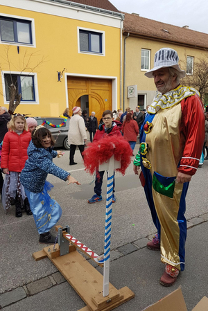 Kinder beim Faschingsspiel.