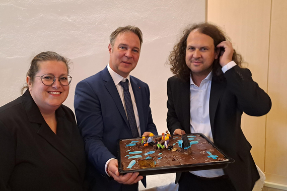 Pfarrer Weikl-Eschner mit Gratulant:innen