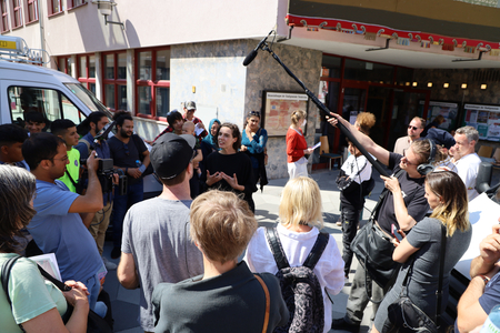 Kuratorin Michaela Geboltsberger spricht mit den Eröffnungsbesuchter:innen © Stadtgemeinde Traiskirchen