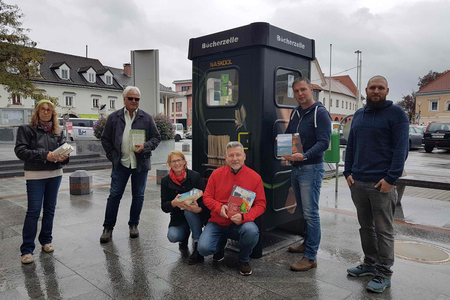 Bibliotheksmitarbeiterin Brigitte Posch, STR Franz Muttenthaler, Bibliotheksleiterin GR*in Christa Majnek, GR Robert Eichinger, Bgm. Andreas Babler, Grafittikünstler Stefan Fenzal