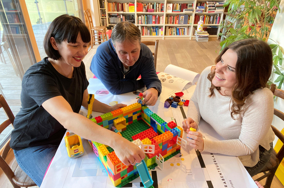 GR*in Karin Blum, Bürgermeister Andi Babler und Nina Panozzo sitzen am Tisch.