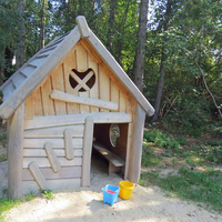 Holzspielhaus.