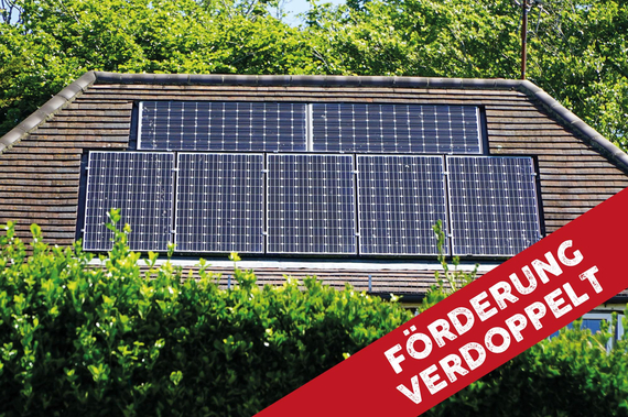 Ein Dach mit einer Solaranlage