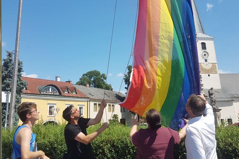 Traiskirchen zeigt Flagge für Respekt, Toleranz und Vielfalt