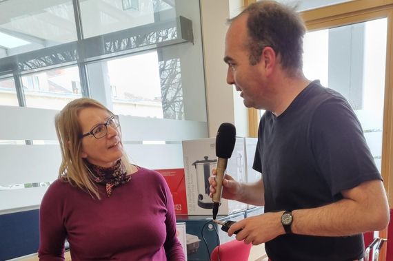 Leiterin Christa Majnek wird von einem Radio-NÖ-Reporter interviewt