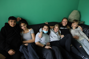Eine Gruppe Jugendliche beim Relaxen.