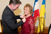 Bgm. Andreas Babler und Frau Gartner bei der Überreichung der goldenen Ehrennadel.