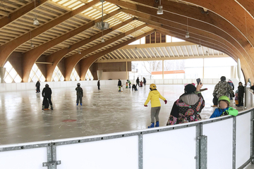 Eislauffläche mit Kindern.