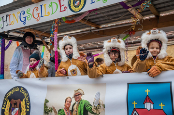 Verkleidete Kinder beim Faschingsumzug.