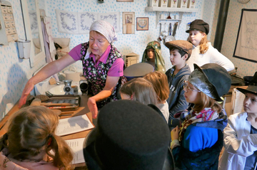 Kinder bei der Zeitmaschine im Museum