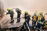 Fünf Feuerwehrleute beim Löschen des Brandes..