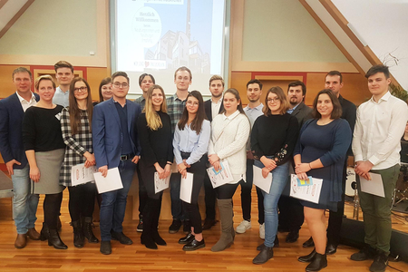 Überreichung der Anerkennungsprämien an junge Erwachsene für herausragende Leistungen bei Lehr-,Schul- und Hochschulabschlüssen.