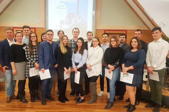 Überreichung der Anerkennungsprämien an junge Erwachsene für herausragende Leistungen bei Lehr-,Schul- und Hochschulabschlüssen.